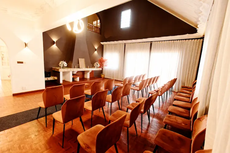 Salle de veillée avec sièges à la Maison Funéraire Tsaralevenana